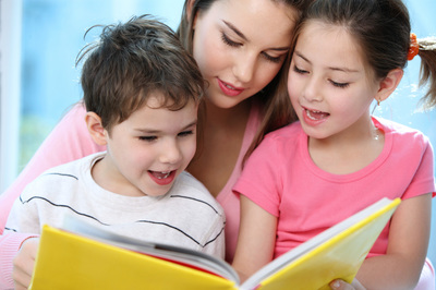 Babysitter de luxe lisant une histoire à 2 enfants
