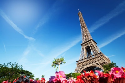 Vue en contre plongée de la Tour Eiffel